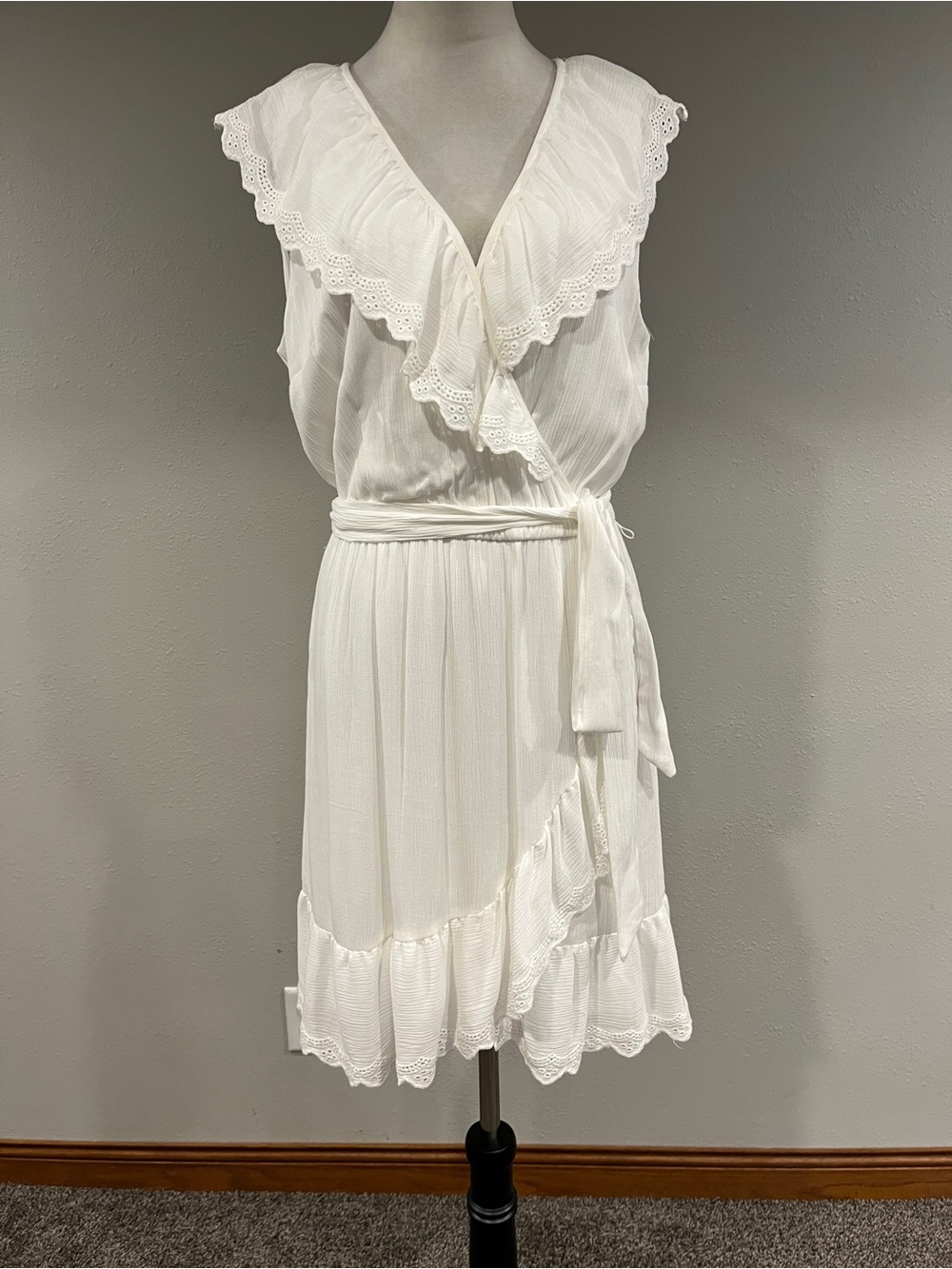 Lauren Conrad White fake Wrap sleeveless Dress with Eyelet Trim size medium